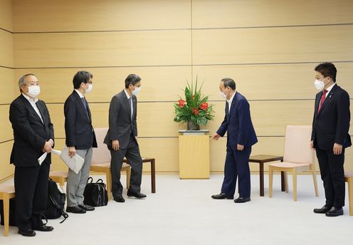 Photograph of the Prime Minister holding the meeting (2)