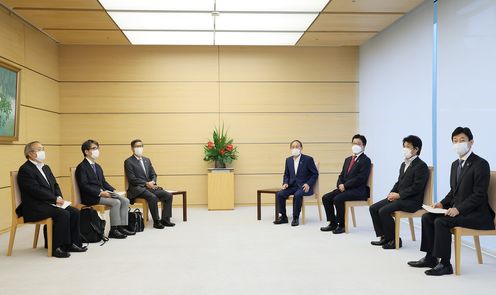 Photograph of the Prime Minister holding the meeting (3)