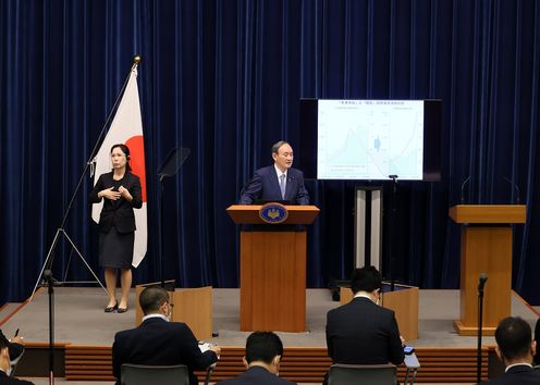 Photograph of the Prime Minister holding the press conference (7)