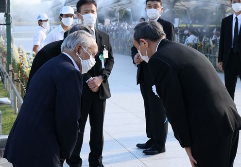 Photograph of the Prime Minister conversing with two of the plaintiffs in the “black rain” lawsuit