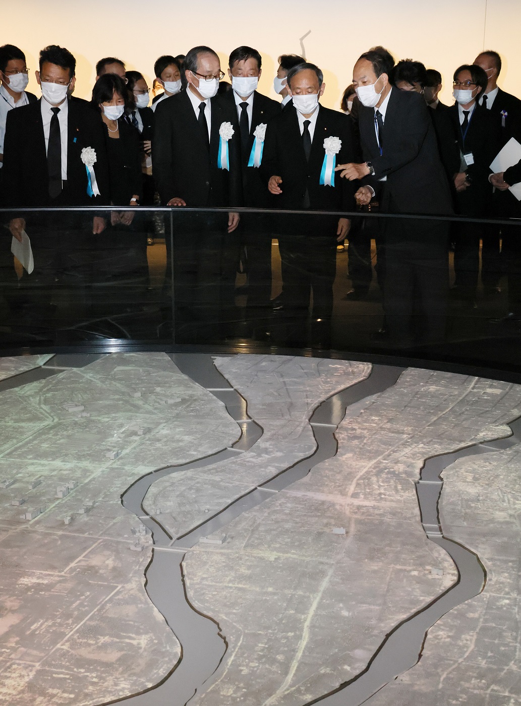 Photograph of the Prime Minister visiting the Hiroshima Peace Memorial Museum (1)