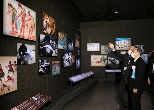 Photograph of the Prime Minister visiting the Hiroshima Peace Memorial Museum (2)