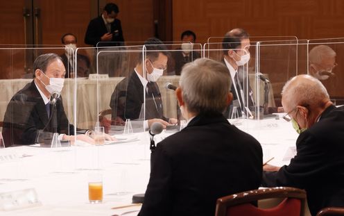 Photograph of the Prime Minister listening to requests from representatives of atomic bomb survivors (2)