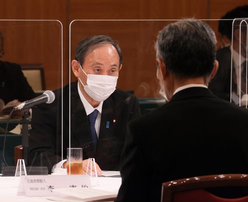 Photograph of the Prime Minister listening to requests from representatives of atomic bomb survivors (3)