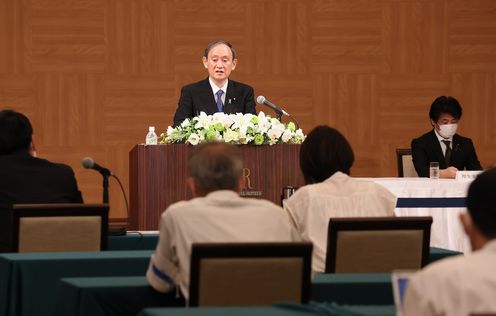 Photograph of the Prime Minister holding a press conference (2)