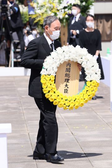 Photograph of the Prime Minister offering a wreath