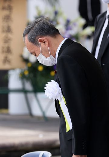 Photograph of the Prime Minister offering a silent prayer