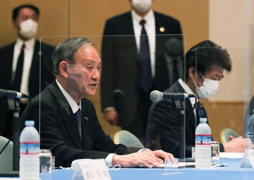 Photograph of the Prime Minister listening to requests from representatives of atomic bomb survivors