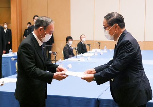 Photograph of the Prime Minister receiving a letter of request from representatives of atomic bomb survivors (1)