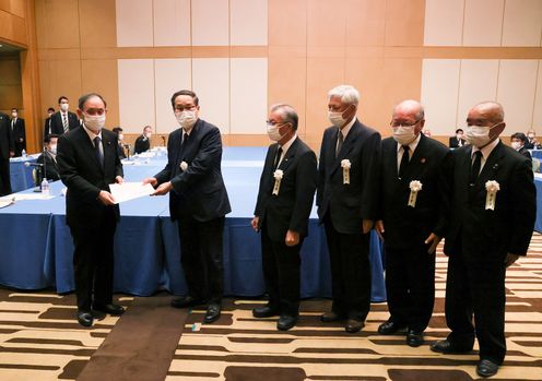 Photograph of the Prime Minister receiving a letter of request from representatives of atomic bomb survivors (2)