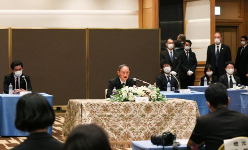 Photograph of the Prime Minister holding a press conference (2)