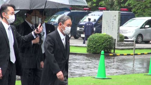 Photograph of the Prime Minister offering prayers at Chidorigafuchi National Cemetery (1)