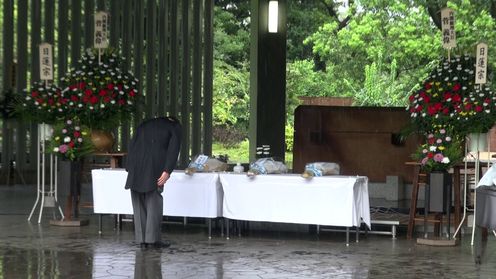 Photograph of the Prime Minister offering prayers at Chidorigafuchi National Cemetery (3)
