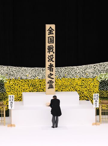 Photograph of the Prime Minister offering flowers (1)