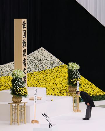 Photograph of the Prime Minister offering flowers (3)