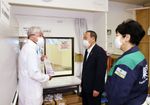 Photograph of the Prime Minister visiting a temporary medical facility (1)