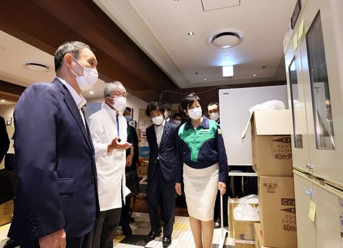 Photograph of the Prime Minister visiting a temporary medical facility (2)