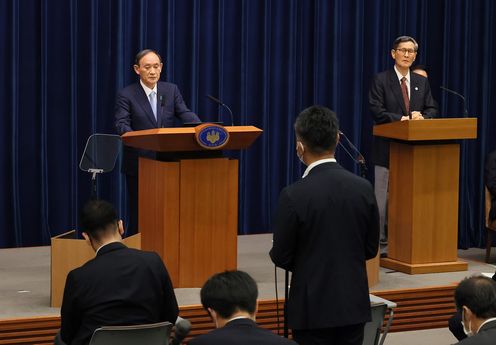 Photograph of the Prime Minister holding a press conference (3)