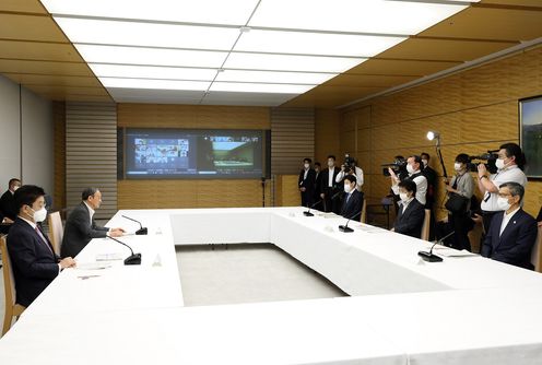 Photograph of the Prime Minister making a statement (3)