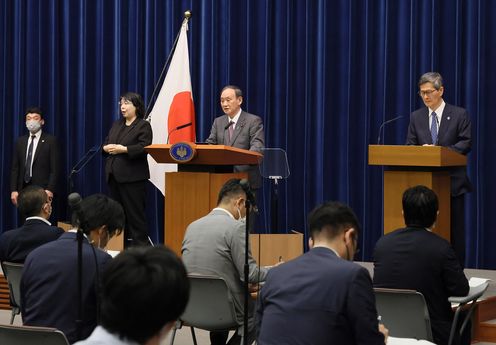 Photograph of the Prime Minister holding a press conference (6)