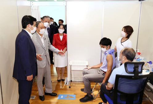 Photograph  of the Prime Minister visiting the vaccination site (1)