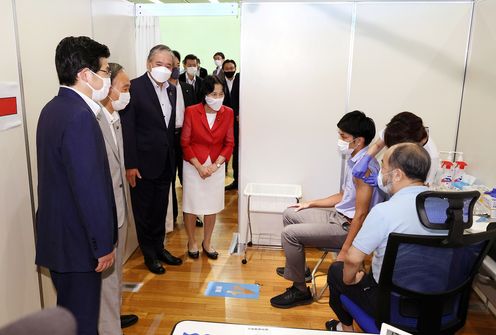 Photograph  of the Prime Minister visiting the vaccination site (2)