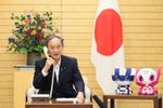 Photograph of the Prime Minister making a congratulatory telephone call to swimmer Suzuki (1)