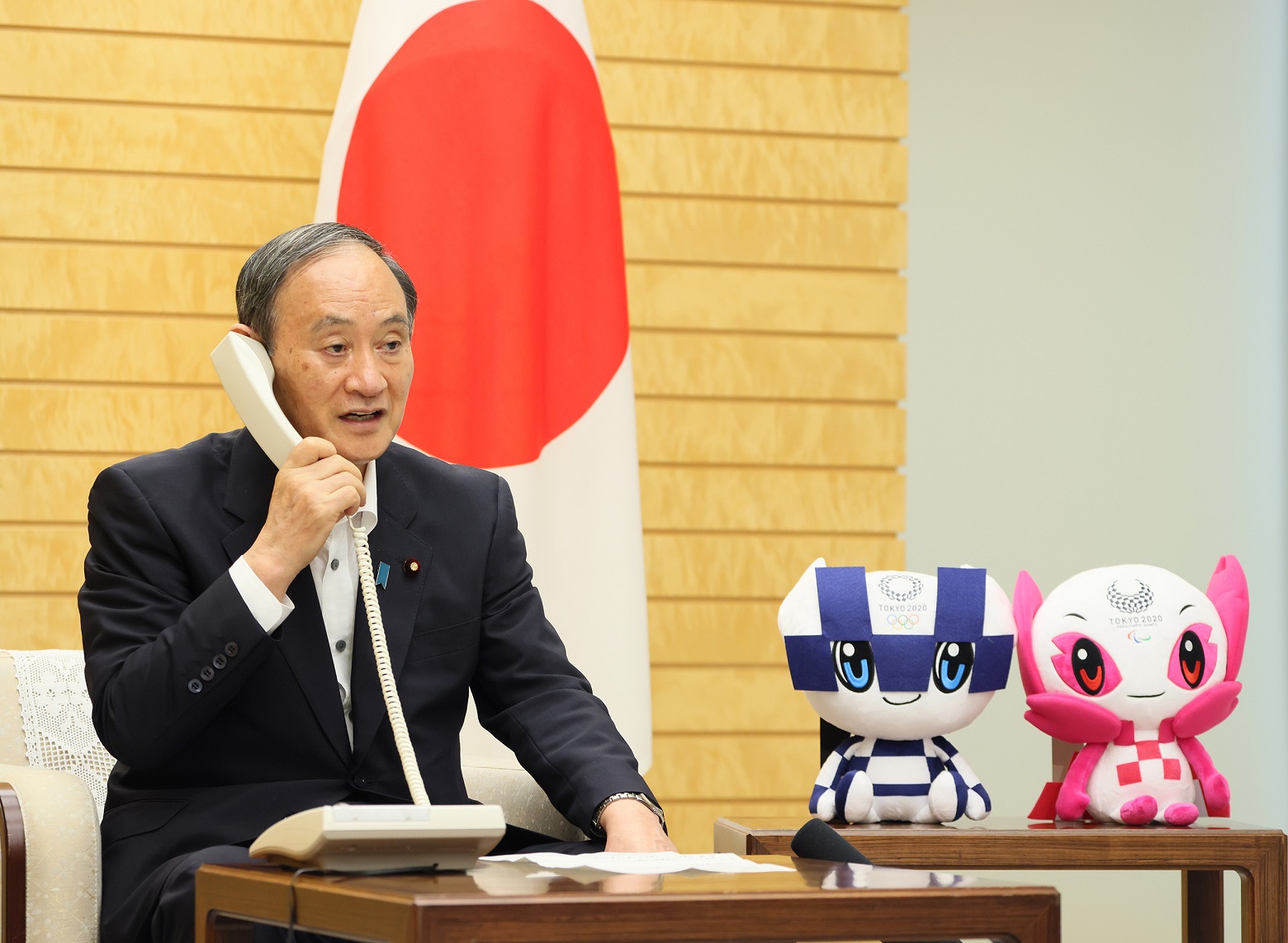 Photograph of the Prime Minister making a congratulatory telephone call to swimmer Suzuki (2)