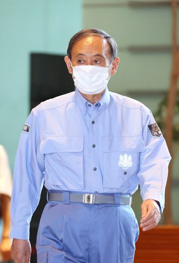 Photograph of the Prime Minister walking to the assembling point (1)