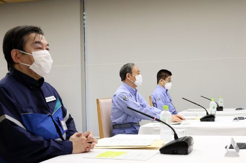 Photograph of the Prime Minister attending a meeting of the Extreme Disaster Management Headquarters (3)