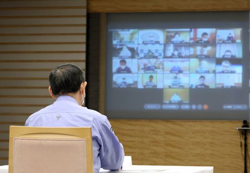 Photograph of the Prime Minister attending a meeting of the Extreme Disaster Management Headquarters (4)