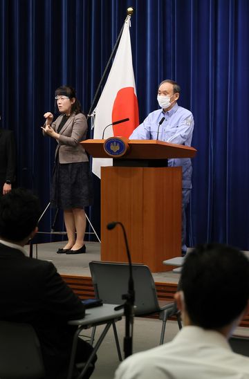 Photograph of the Prime Minister holding a press conference (4)