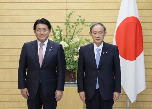 Photograph of the Prime Minister attending a photograph session with Minister Hirai (1)