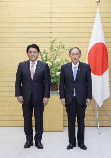 Photograph of the Prime Minister attending a photograph session with Minister Hirai (2)
