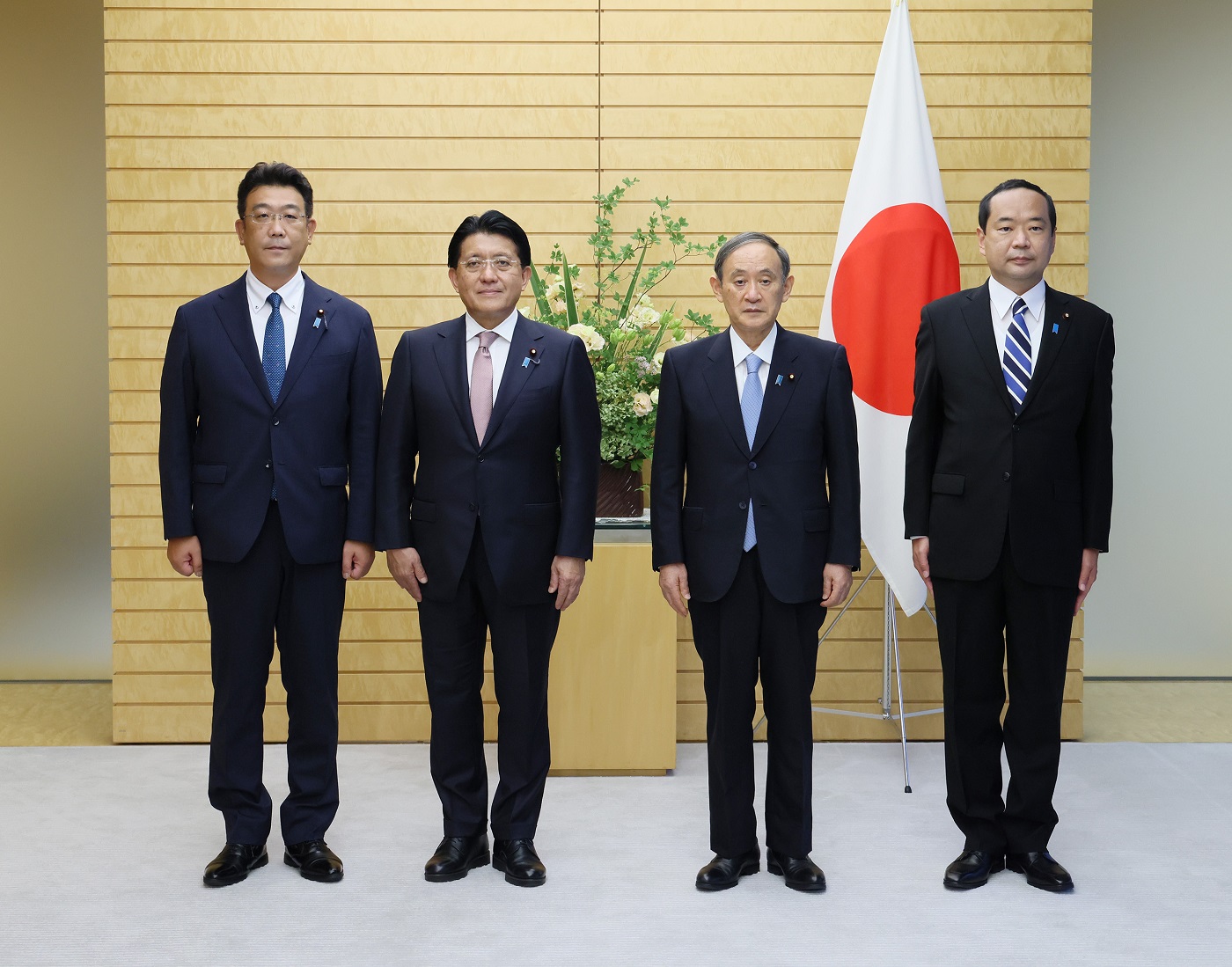 Photograph of the Prime Minister attending a photograph session with Minister Hirai, State Minister Fujii, and Parliamentary Vice-Minister Okashita