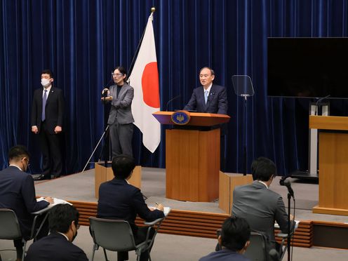 Photograph of the Prime Minister holding a press conference (4)