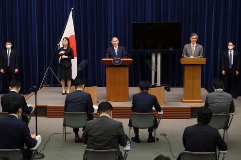 Photograph of the Prime Minister holding a press conference (5)