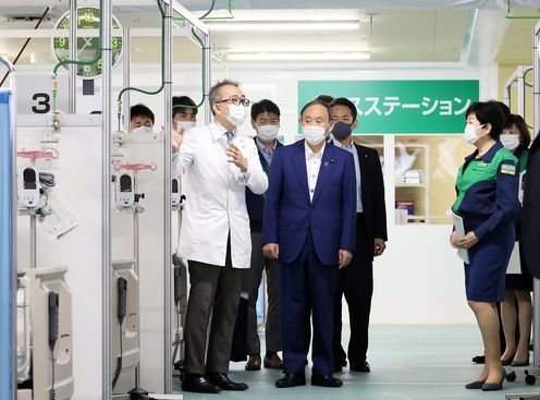 Photograph of the Prime Minister visiting the station (2)