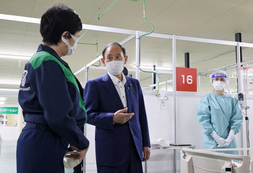 Photograph of the Prime Minister visiting the station (6)