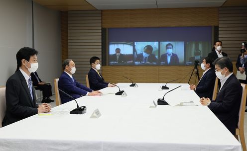 Photograph of the Prime Minister attending a meeting (2)