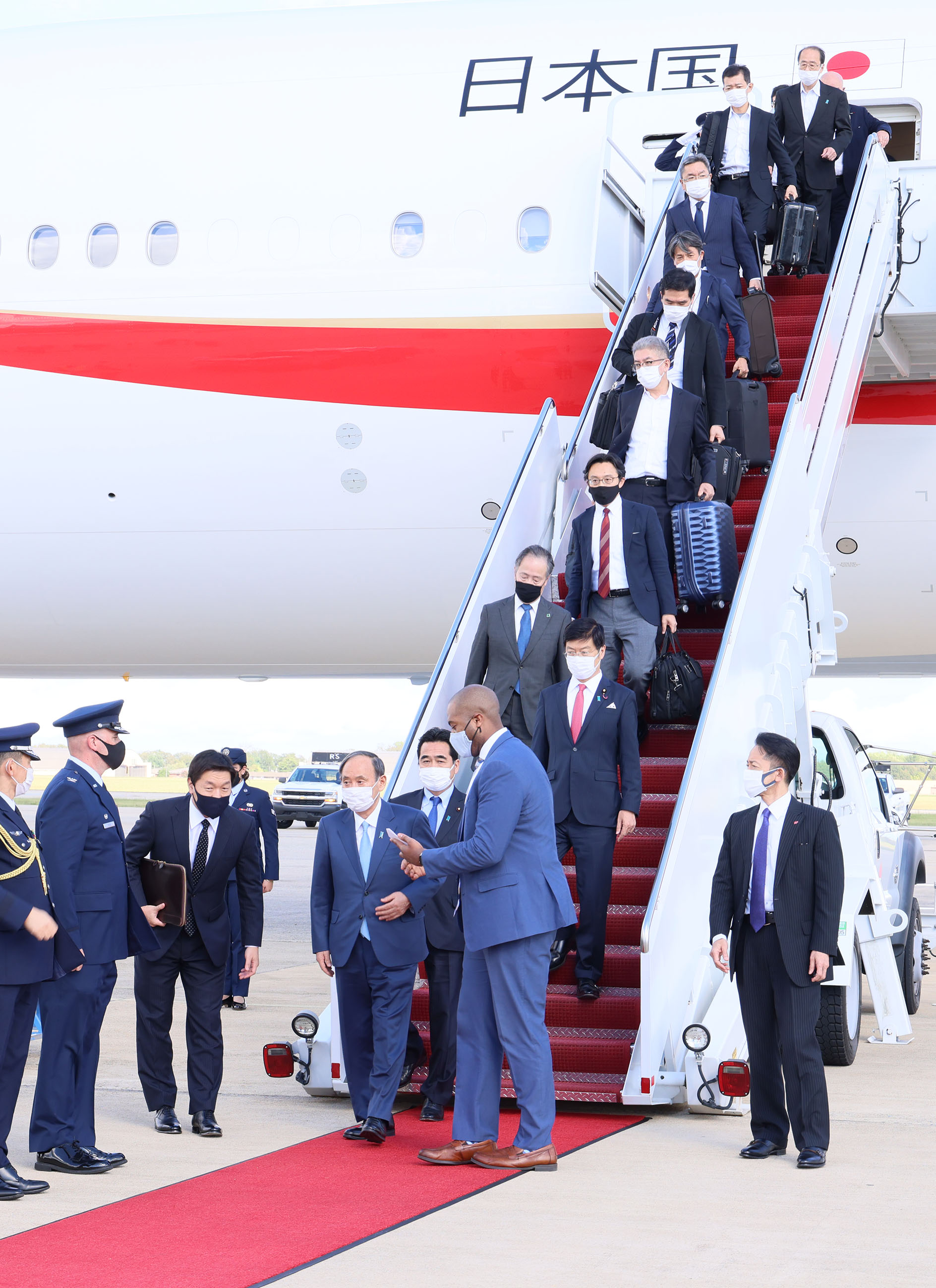 Photograph of the Prime Minister arriving in the United States (3)