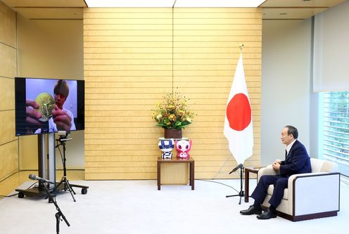 Photograph of the Prime Minister holding a meeting with skateboarder Horigome (2)