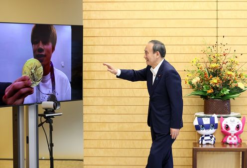 Photograph of the Prime Minister holding a meeting with skateboarder Horigome (5)