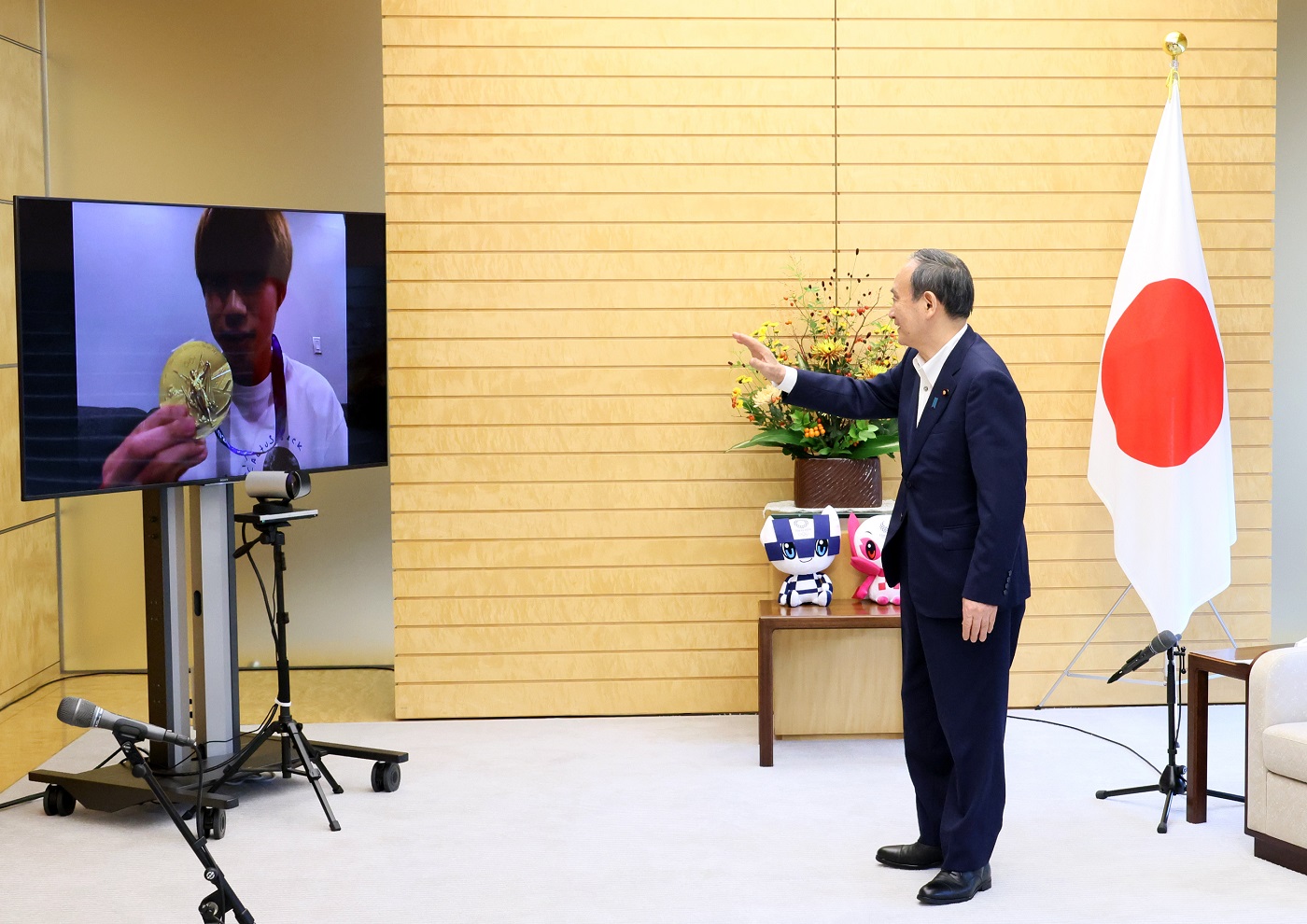 Photograph of the Prime Minister holding a meeting with skateboarder Horigome (6)