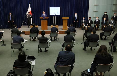 Photograph of the Prime Minister holding a press conference (8)