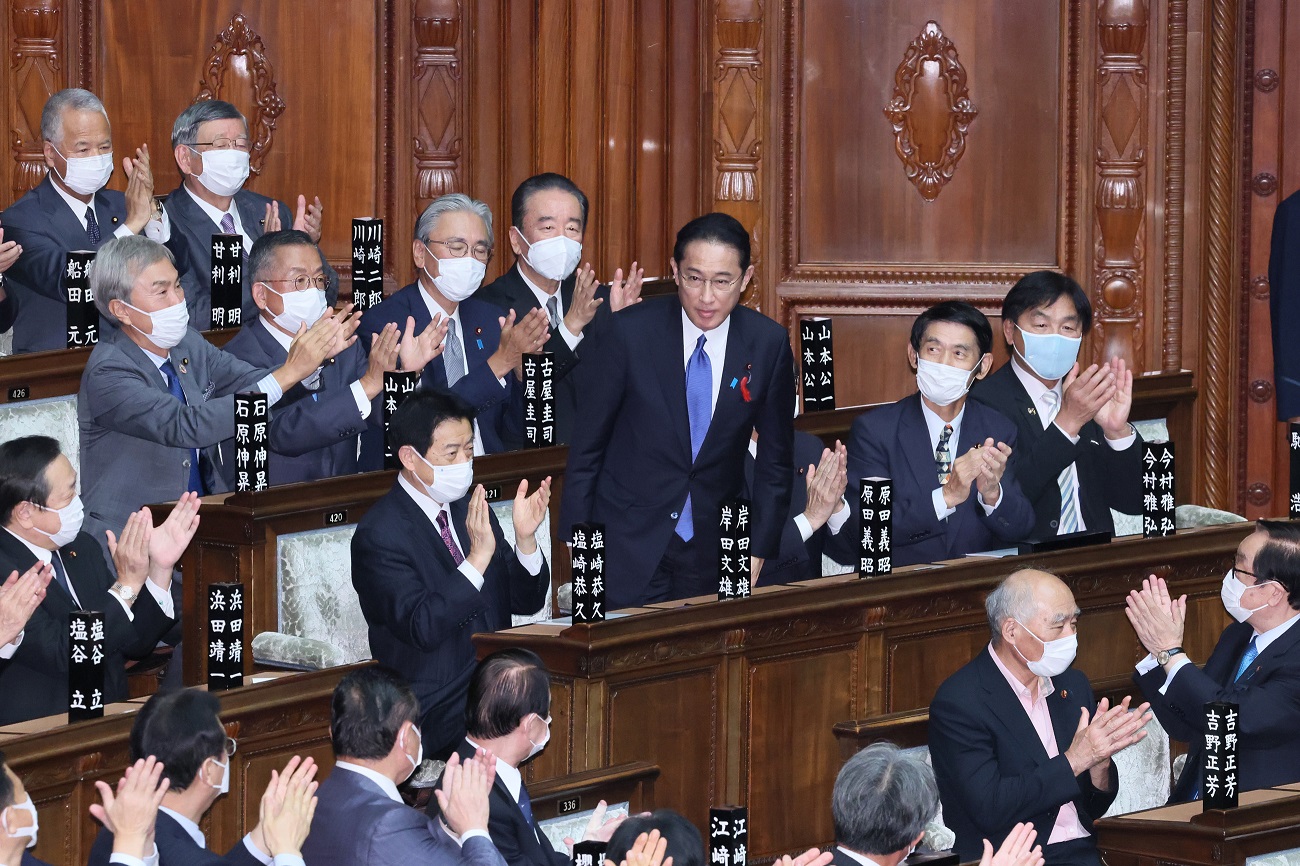 Photograph of Mr. Kishida following his designation as the Prime Minister (3)