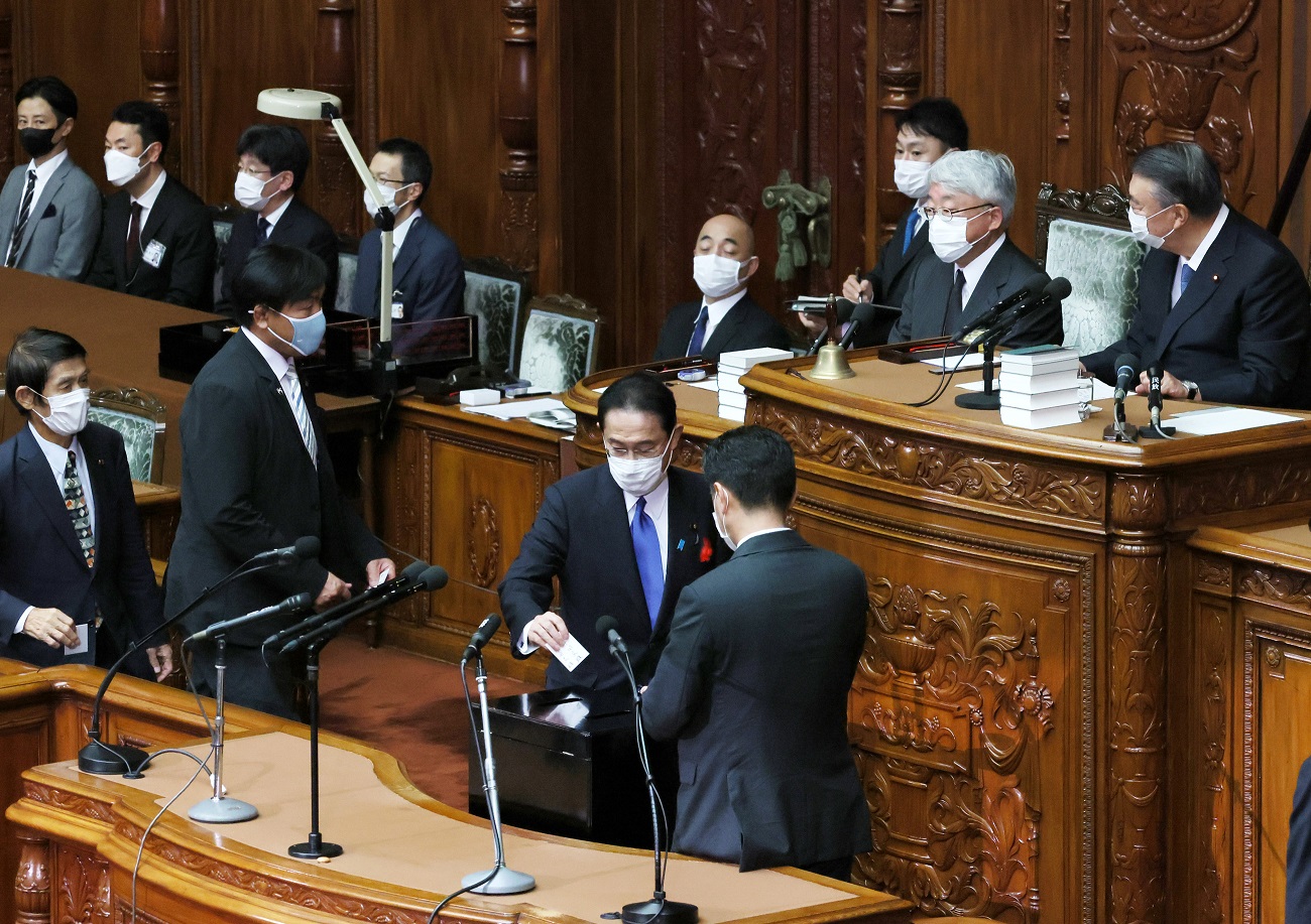 Photograph of Mr. Kishida voting to designate the Prime Minister