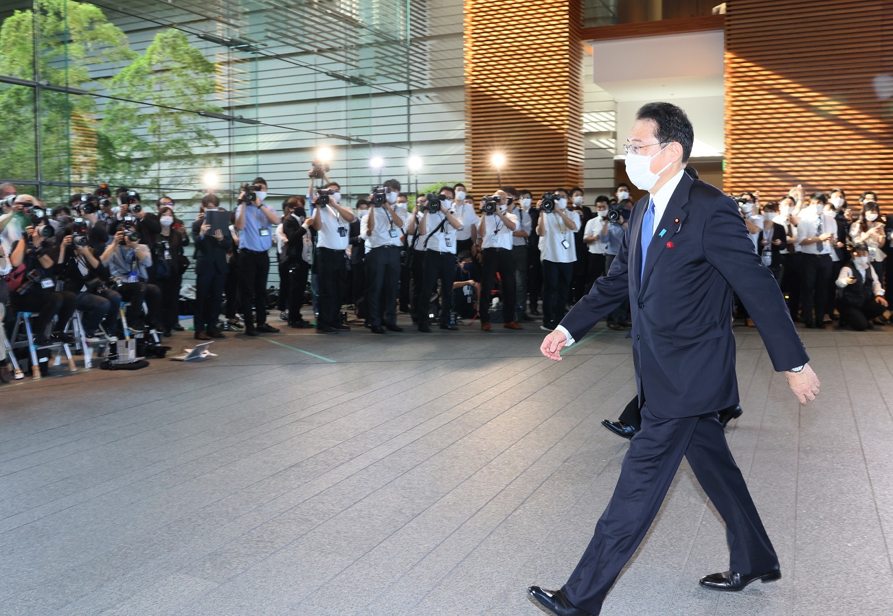 Photograph of Mr. Kishida arriving at the Prime Minister's Office for the first time as the Prime Minister (1)