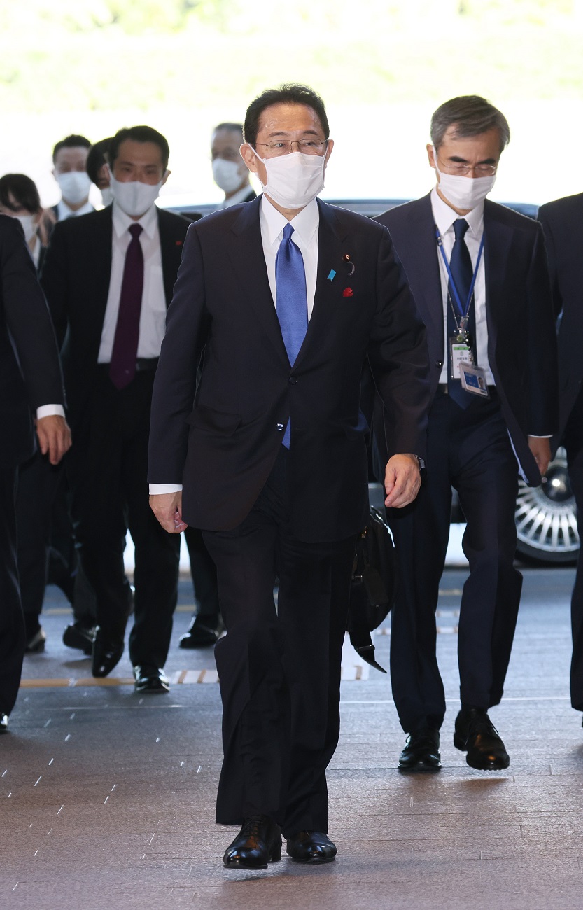 Photograph of Mr. Kishida arriving at the Prime Minister's Office for the first time as the Prime Minister (3)