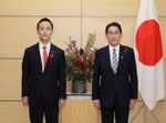 Photograph of the Prime Minister attending a photograph session with Mr. MURAI Hideki, Special Advisor to the Prime Minister (1)